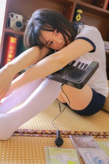 上面一个日底下一个女